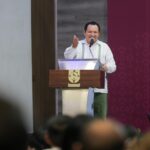 Gobernador Joaquín Díaz Mena entrega plazas a personal de apoyo educativo.